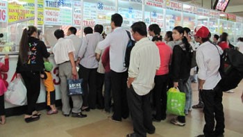 People wait to buy bus tickets at the Mien Dong Bus Station in HCMC. The station has suspended a company for hiking fares ahead of Tet by 200 percent (Photo: Vietnamnet)